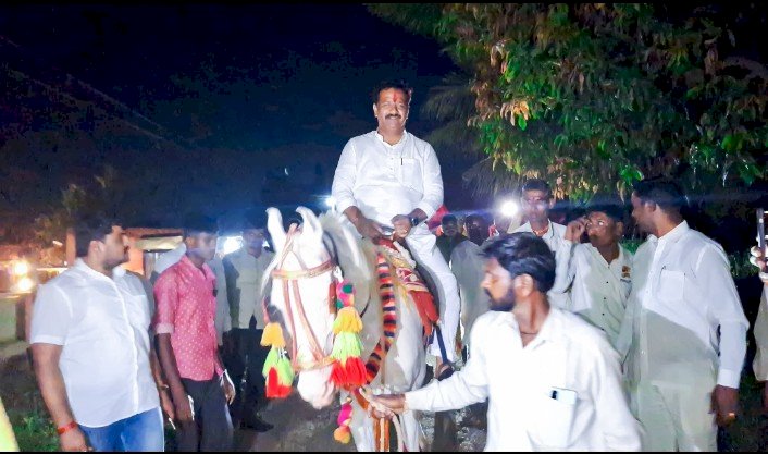 माढा तालुक्यातील वडोली गावामध्ये अभिजीत पाटलांची घोड्यावरून मिरवणूक  अभिजीत पाटलांना विधानसभेत पाठवण्याचा ग्रामस्थांचा निर्धार