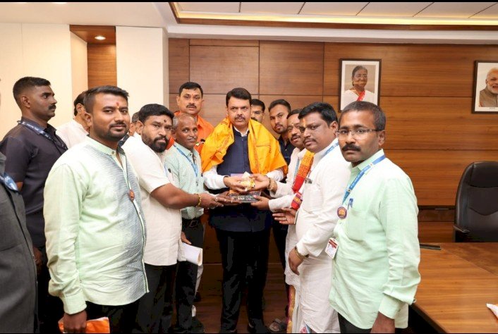 श्री विठ्ठल - रुक्मिणी मंदिर समितीच्या कर्मचा-यांना सातव्या वेतन आयोगानुसार वेतन देण्यास शासनाची मंजुरी....  गहिनीनाथ महाराज औसेकर. :- मंदिर समितीचे सहअध्यक्ष  मंदिर समितीच्या कर्मचाऱ्यांमध्ये आनंदाचे वातावरण पेढे वाटून केले शासनाचे स्वागत