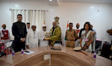 विठ्ठल -रुक्मिणी मंदिर समितीच्या वतीने   राज्यपाल महामहीम सी. पी. राधाकृष्णन यांचा सन्मान... मंदिर समितीचे सह अध्यक्ष  औसेकर महाराज यांच्या हस्ते केला  सन्मान