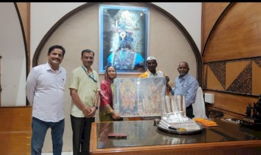 मुंबई येथील भाविक नंदिनी मथुरे यांचेकडून श्री विठ्ठल रुक्मिणी चरणी चांदीच्या पादुका अर्पण.