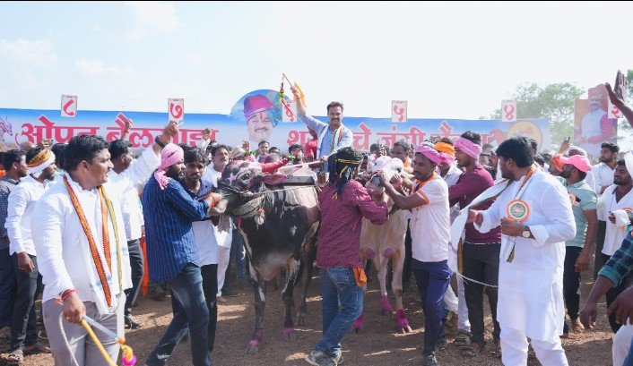 माढा मतदारसंघात विकासाचा धुरळा उडवू - अभिजीत पाटील  माढा तालुक्यातील बावी येथे खुल्या  बैलगाडा शर्यतीचा उडाला धुरळा...  २ ११,१११ प्रथम बक्षीस बैलगाडा शर्यतीचे ठरले मानकरी नाथसाहेब प्रसंन्न मोहेल शेठ धुमाळ व पै.तेजस भैय्या पाटील