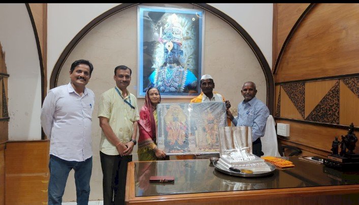 मुंबई येथील भाविक नंदिनी मथुरे यांचेकडून श्री विठ्ठल रुक्मिणी चरणी चांदीच्या पादुका अर्पण.