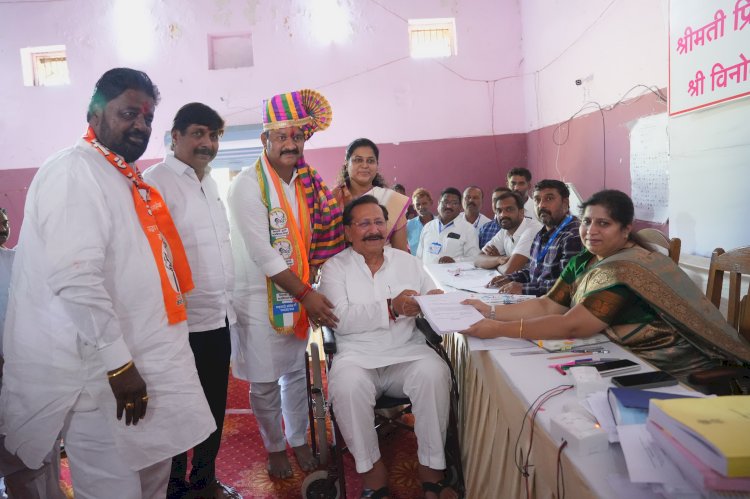 ३० वर्षाच्या अन्यायाविरोधात माढ्यात परिवर्तनाची लाट माजी उपमुख्यमंत्री विजयसिंह मोहिते पाटील यांच्या उपस्थितीत भरला अभिजीत पाटलांनी अर्ज हजारो लोकांच्या साक्षीने अभिजीत पाटलांनी दाखल केला उमेदवारी अर्ज