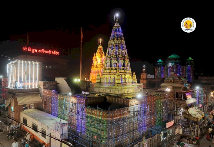 दीपावली नरकचतुर्दशी २०२४ निमित्त श्री विठ्ठलास  व रूक्मिणी मातेस अलंकार परिधान,  विठ्ठल भक्ताने  साकारली आकर्षक रांगोळी.