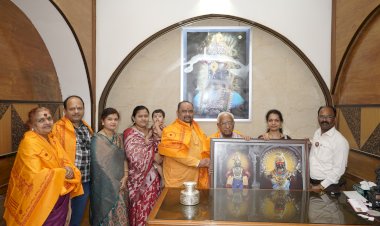 श्री विठ्ठल - रूक्मिणी मातेच्या चरणी चांदीचा नक्षीदार तांब्या अर्पण,