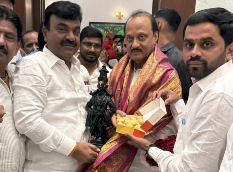 सोलापूर राष्ट्रवादीचे नेते कल्याणराव काळे यांनी केला उपमुख्यमंत्री अजित पवार यांचा सन्मान पर सत्कार..