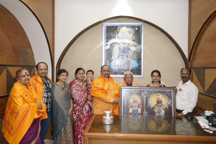 श्री विठ्ठल - रूक्मिणी मातेच्या चरणी चांदीचा नक्षीदार तांब्या अर्पण,