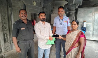 श्री विठ्ठल- रुक्मिणी मंदिरात हरवलेला मोबाईल शोधून दिला,  मंदिर समिती कर्मचा-याचा प्रामाणिकपणा,