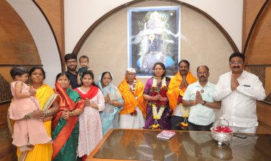 श्री विठ्ठल - रुक्मिणी मंदिरास चांदीची फुलदाणी व बाऊल भेट.