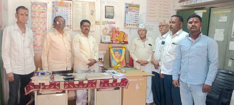 बार्शीच्या कर्मवीर सार्वजनिक ग्रंथालयात क्रांतीज्योती सावित्रीबाई फुले यांची जयंती साजरी