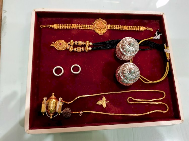 श्री विठ्ठल - रूक्मिणीमातेच्या चरणी 6 लक्ष किंमतीचे सोने-चांदीचे दागिने अर्पण