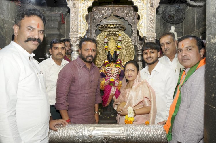 सोलापूरचे पालकमंत्री जयकुमार गोरे यांनी घेतले श्री विठ्ठल - रुक्मिणी मातेचे दर्शन
