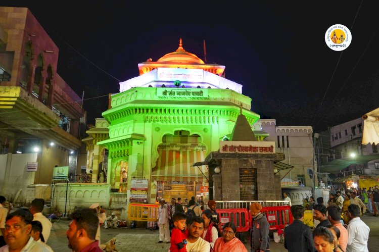 भारतीय प्रजासत्ताक दिनाच्या वर्धापनानिमित्त,  पंढरपूर येथील विठ्ठल - रुक्मिणी मंदिरास आकर्षक विद्युत रोषणाई