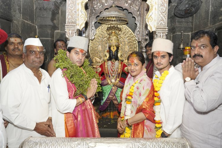 केंद्रीय संचार मंत्री जोतिरादित्य सिंधिया यांनी घेतले श्री विठ्ठल - रुक्मिणी मातेचे दर्शन