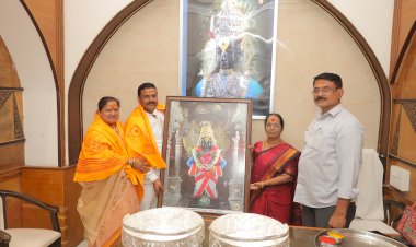 श्री विठ्ठल - रूक्मिणी मंदिरास चांदीची फुलदाणी अर्पण,