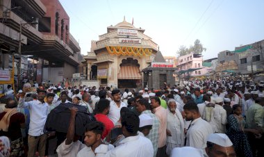 माघी एकादशी निमित्त श्री विठ्ठल-रुक्मिणीची नित्यपूजा संपन्न..  पंढरीत सुमारे चार लाखांहून अधिक भाविक दाखल