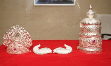 श्री विठ्ठल - रुक्मिणी मंदिरास चांदीचा टोप अर्पण,