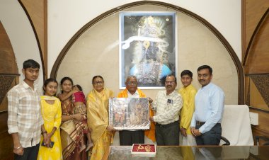 श्री विठ्ठल - रूक्मिणी मातेला  सोन्याचा हार - ठुशी व चांदीची नाणी अर्पण,