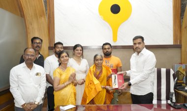 श्री विठ्ठल - रुक्मिणी मातेच्या चरणी सोन्याच्या पानाची माळ