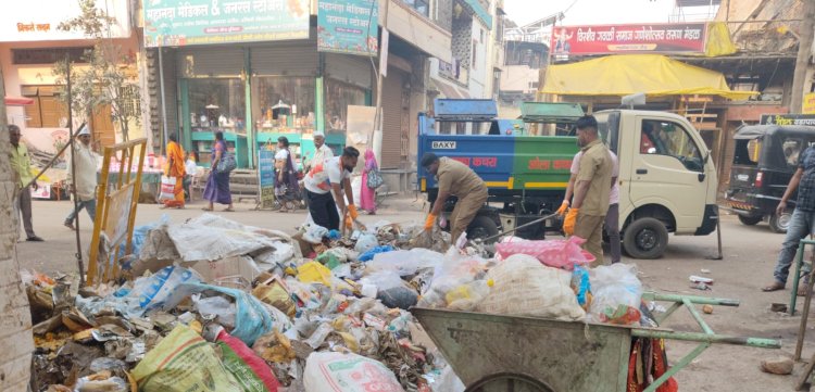पंढरपूर नगर परिषदेच्या वतीने शहरातील कचरा उचलण्या सोबतच युद्धपातळीवर जंतुनाशक फवारणी  काम सुरू