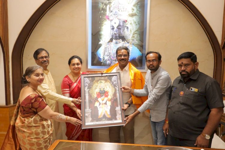 श्री विठ्ठल - रुक्मिणी मंदिरास दोन लक्ष रुपयाची देणगी,