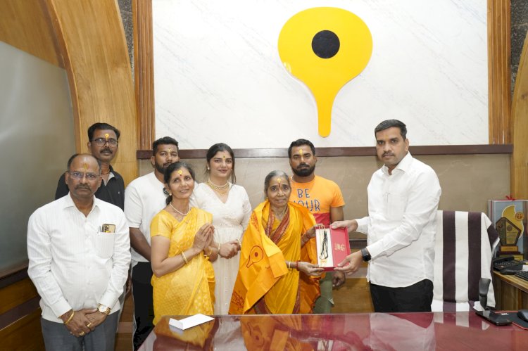 श्री विठ्ठल - रुक्मिणी मातेच्या चरणी सोन्याच्या पानाची माळ