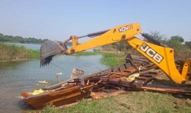 पंढरपूरात अवैध वाळू वाहतूकीवर महसूल व पोलीस प्रशासनाची धडक कारवाई  - तहसिलदार- सचिन लंगुटे                                                                                         सहा लाकडी होड्या केल्या नष्ट..    आमसभेत अवैद्य वाळू चोरी संदर्भात महसूल प्रशासनास नागरिकांनी विचारला होता जाब