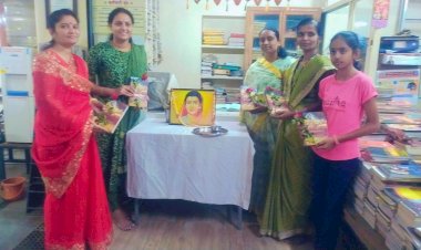 श्री वर्धमान जैन सार्वजनिक तालुका बार्शी  वाचनालयात   " जागतिक महिला दिन"  साजरा...  भगवतद्गगीता पुस्तक भेट देऊन 15  महिलांचा केला सन्मान