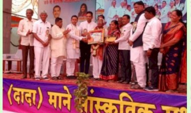 सोलापूरचे आदर्श ग्रंथ मित्र कुंडलिक मोरे ग्रंथालय कार्यकर्ता राज्यस्तरीय पुरस्काराने सन्मानीत..             ग्रंथ मित्र मोरे यांच्यावर सोलापूर , लातूर जिल्ह्यातून ग्रंथालय चळवळीतील पदाधिकाऱ्याकडून अभिनंदनचा वर्षाव,  ग्रंथालय चळवळीतील आज पर्यंतचे काम  व सहकाऱ्यांच्या मदतीनेच मला राज्यस्तरीय पुरस्कार मिळाल्याने सर्व पदाधिकाऱ्यांचे मनस्वी आभार व्यक्त करतो,  मोहोळचे सुपुत्र तथा औसा मतदार संघाचे आमदार अभिमन्यू पवार यांच्या प्रमुख उपस्थितीत झाला सन्मान..