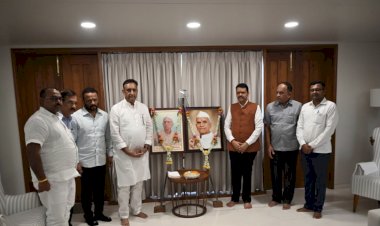 मुख्यमंत्री देवेंद्र फडणवीस यांनी माजी आमदार प्रशांत परिचारक यांच्या निवासस्थानी परिचारक कुटुंबियांची घेतली सांत्वन पर भेट..