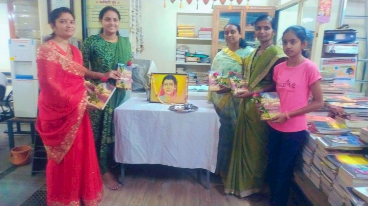श्री वर्धमान जैन सार्वजनिक तालुका बार्शी  वाचनालयात " जागतिक महिला दिन"  साजरा .  भगवतद्गगीता पुस्तक भेट देऊन 15  महिलांचा केला सन्मान