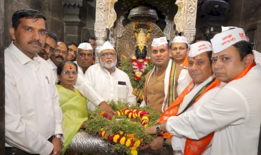 लंडन, युके येथे होणाऱ्या श्री विठ्ठल - रुक्मिणी मंदिराच्या पादुकांचे मंदिर समितीच्या वतीने पूजन,  पंढरपूर ते लंडन दिंडीचे प्रस्थान,