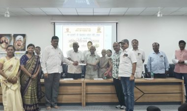 बार्शीच्या कॉलेज ऑफ एज्युकेशनमध्ये प्राचार्य डॉ. चंद्रकांत मोरे अभिष्टचिंतन सोहळा संपन्न...