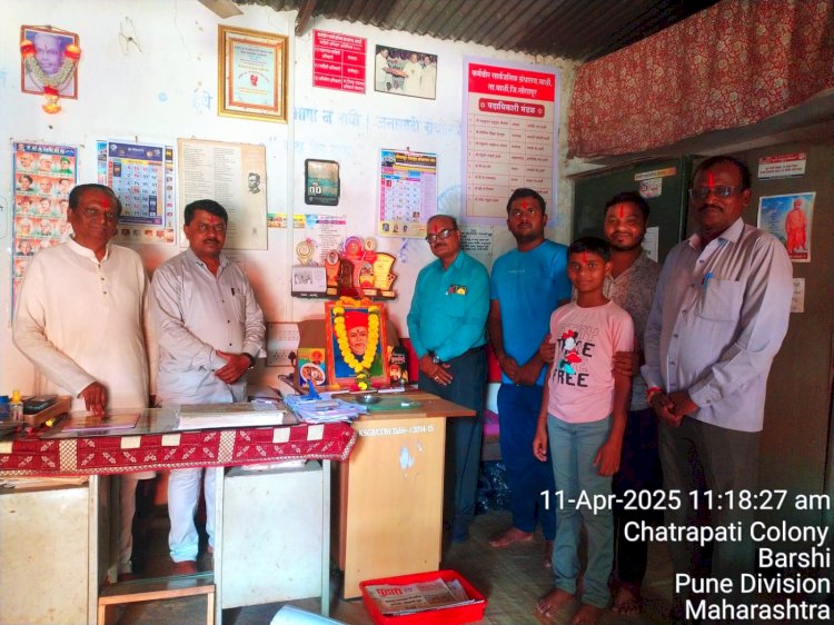 बार्शीच्या कर्मवीर सार्वजनिक ग्रंथालयात महात्मा फुले जयंती उत्साहाने साजरी..