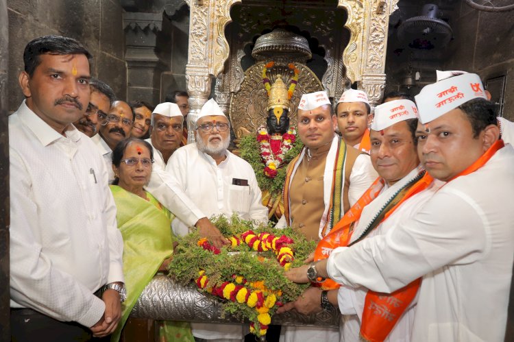 लंडन, युके येथे होणाऱ्या श्री विठ्ठल - रुक्मिणी मंदिराच्या पादुकांचे मंदिर समितीच्या वतीने पूजन,  पंढरपूर ते लंडन दिंडीचे प्रस्थान,