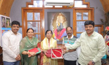 श्री विठ्ठल - रुक्मिणी मातेच्या चरणी सोन्याची तुळशी माळ अर्पण,