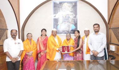 श्री विठ्ठल - रुक्मिणी मातेच्या चरणी सोन्याचा तुळशीहार अर्पण.