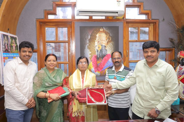 श्री विठ्ठल - रुक्मिणी मातेच्या चरणी सोन्याची तुळशी माळ अर्पण,