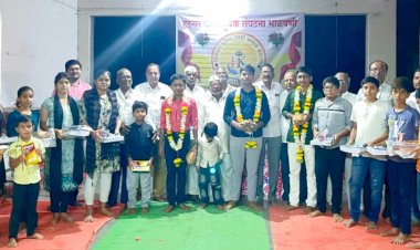 भाळवणीत  शालेय  विद्यार्थ्यांना शालेय साहित्य वाटप   ◼️ हटकर कोष्टी युवक संघटनेचा सामाजिक उपक्रम