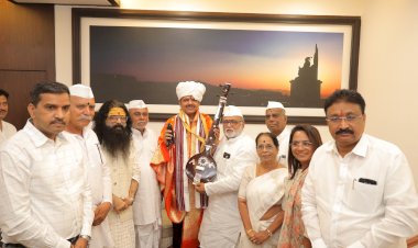 श्री  विठ्ठल - रुक्मिणी शासकीय महापूजेचे मुख्यमंत्री देवेंद्र फडणवीस यांना मंदिर समितीकडून निमंत्रण  - सह. अध्यक्ष गहिनीनाथ महाराज औसेकर.