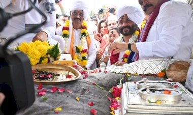 हरी नामाच्या गजरात संतश्रेष्ठ श्री ज्ञानेश्वर माऊलींच्या पालखीचे सोलापूर जिल्ह्यात आगमन  धर्मपुरी येथे पालकमंत्री जयकुमार गोरे यांनी केले पालखीचे स्वागत..