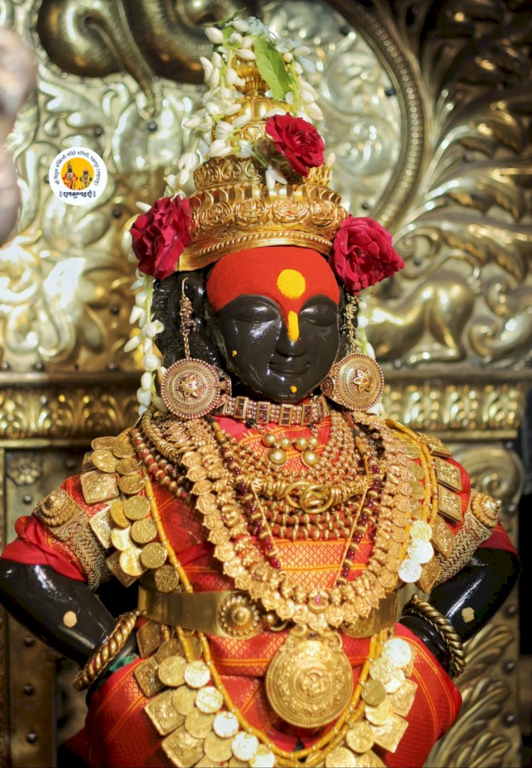 पंढरपूरात वटपौर्णिमे निमित्त श्री रूक्मिणीमातेस अलंकार परिधान