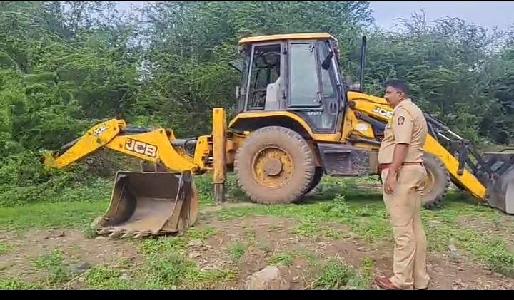 पंढरपूर ग्रामीण पोलीस स्टेशन यांच्यावतीने 65  एकरा वरील मैदानात स्वच्छता मोहीम   ◼️ जेसीबीच्या साह्याने काटेरी झाडाझुडपे काढून केली संपूर्ण स्वच्छता, पालख्यांची या ठिकाणी मुक्कामाची सोय होणार  ◼️ वाहनधारक व भाविक भक्तांकडून संबंधित पोलीस बांधवांचे होत आहे कौतुक,  ◼️ पंढरपूरला यात्रेनिमित्त विठुरायाच्या दर्शनासाठी येणाऱ्या भक्तांना कोणताही त्रास होणार नाही याची दक्षता घेणार :-- वरिष्ठ पोलीस निरीक्षक तय्यब मुजावर