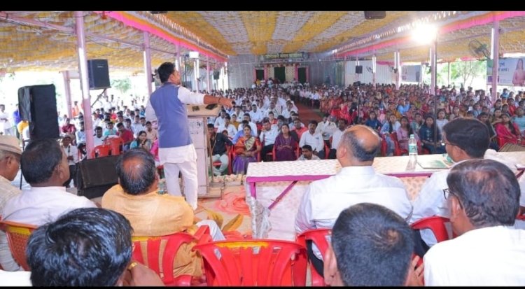 विद्यार्थ्यांनी सर्वोत्तम करिअरसाठी आवडीचे क्षेत्र निवडावे - प्रा.यशवंत गोसावी   ** कै.महादेवराव बाबुराव आवताडे प्रतिष्ठानच्या वतीने पंढरपूर - मंगळवेढा येथील गुणवंतांचा सन्मानविद्यार्थ्यांनी सर्वोत्तम करिअरसाठी आवडीचे क्षेत्र निवडावे - प्रा.यशवंत गोसावी   ** कै.महादेवराव बाबुराव आवताडे प्रतिष्ठानच्या वतीने पंढरपूर - मंगळवेढा येथील गुणवंतांचा सन्मान सोहळा संपन्न...