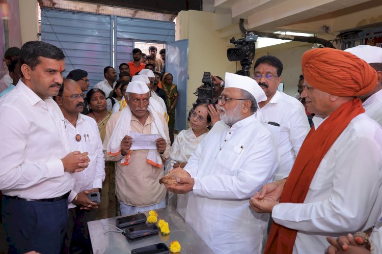 श्री विठ्ठल- रुक्मिणी मंदिरात टोकन दर्शन प्रणालीची प्रथम चाचणीचा समारंभ संपन्न - अध्यक्ष गहिनीनाथ महाराज औसेकर यांची माहिती.  ◼️ वारकरी भाविकांना प्राधान्य: मंदिर समिती मार्फत आवश्यक सोयी सुविधा उपलब्ध