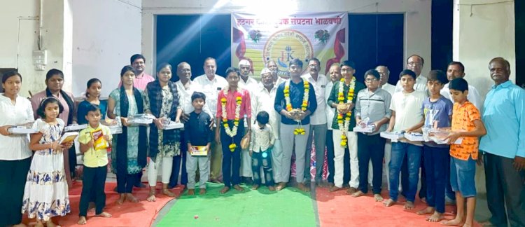 भाळवणीत  शालेय  विद्यार्थ्यांना शालेय साहित्य वाटप   ◼️ हटकर कोष्टी युवक संघटनेचा सामाजिक उपक्रम