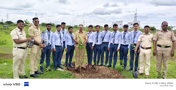 पंढरपूर ग्रामीण पोलीस स्टेशन व ग्रामपंचायत लक्ष्मी टाकळी यांच्या संयुक्त विद्यमाने हरित वारी उपक्रमांतर्गत 1000 वृक्षांची लागवड  ◼️लक्ष्मी टाकळी परिसरात वृक्ष रोपणाचा कार्यक्रम संपन्न...