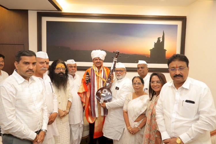 श्री  विठ्ठल - रुक्मिणी शासकीय महापूजेचे मुख्यमंत्री देवेंद्र फडणवीस यांना मंदिर समितीकडून निमंत्रण  - सह. अध्यक्ष गहिनीनाथ महाराज औसेकर.