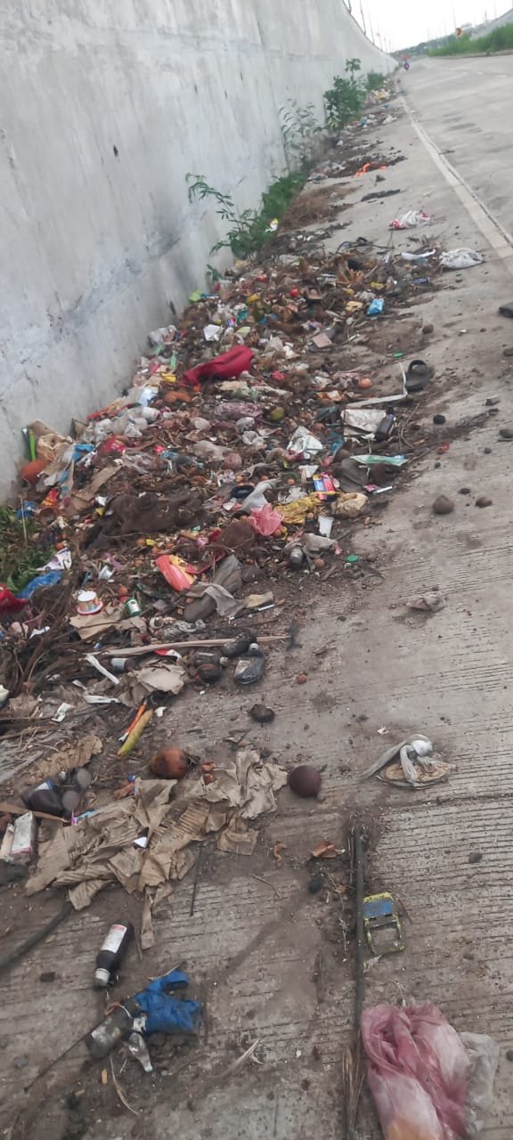 तुंगत येथे महामार्गावर दुर्गंधीयुक्त कचऱ्याचे ढिग  ◼️ चकाचक पालखी मार्गावर घाणीचे साम्राज्य  शासनाचा आरोग्य  विभागच आजारी,..  ◼️ पंढरीला विठुरायाच्या दर्शनासाठी येणाऱ्या भाविकांचे आरोग्य धोक्यात ,..  ◼️ आरोग्य खात्याचा गलथान कारभार भाविकांमध्ये तीव्र नाराजी- आरोग्य विभागाचे अधिकारी, कर्मचारी डोळे असून आंधळे..