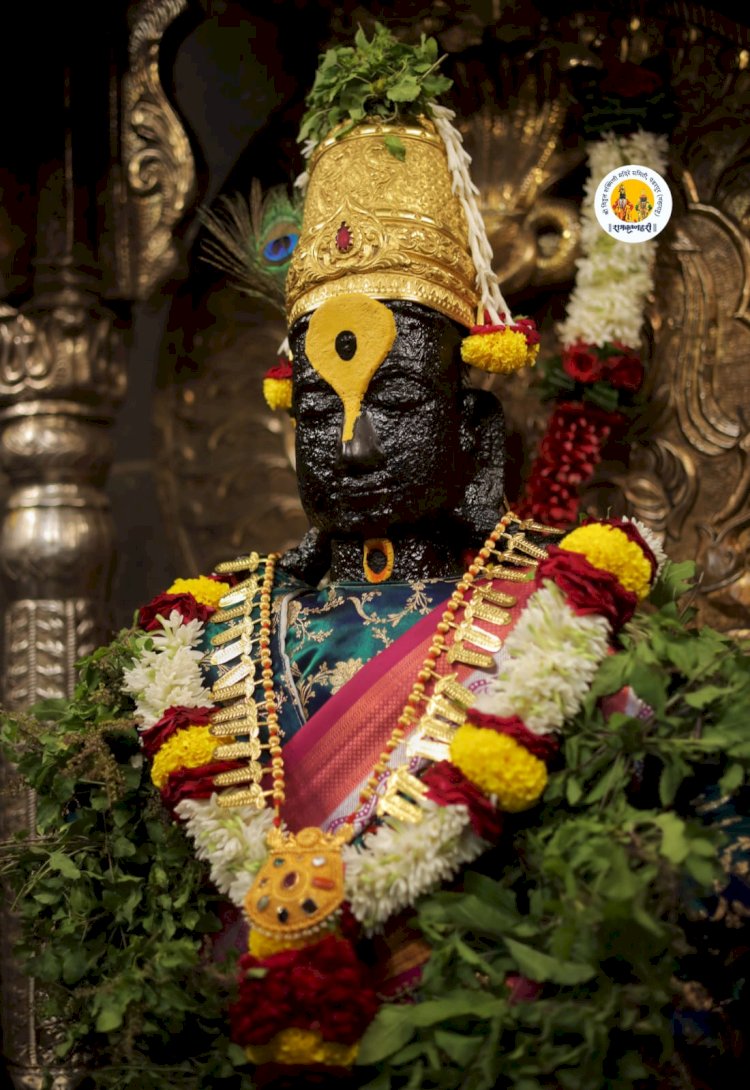 श्री विठ्ठल - रुक्मिणी मातेच्या चरणी सोन्याचा तुळशीहार अर्पण,